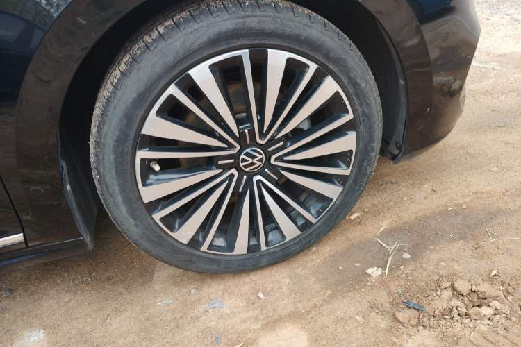 Used Volkswagen Passat 2020 Revised Version 330TSI Luxury Edition China VI Standard Right Front Wheel Hub