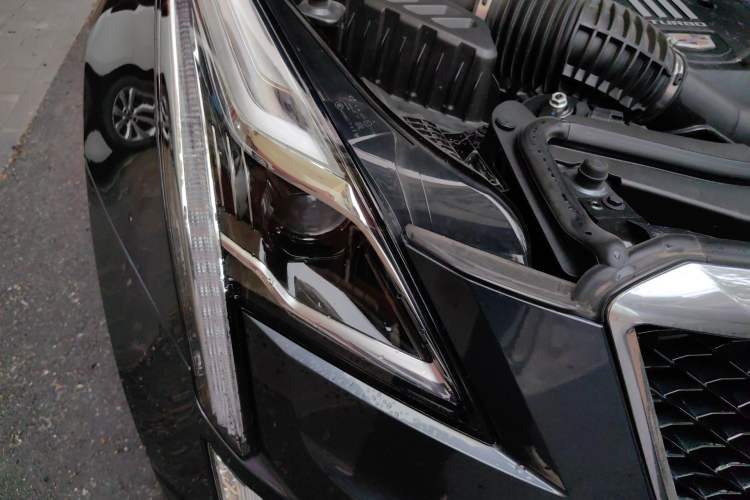 Used Cadillac XT5 2022 2.0T Four-Wheel Drive Luxury Version (Hummingbird Edition) Right Front Headlight