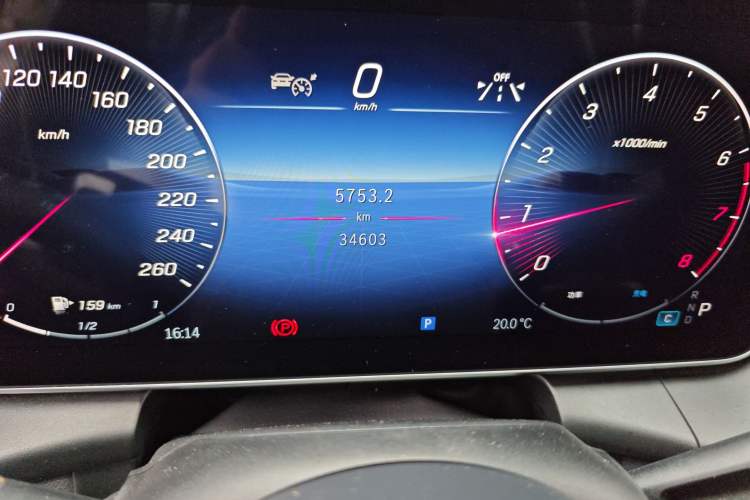 Used Mercedes-Benz GLC 2024 GLC 260 L 4MATIC Luxury Model 5 Seats Odometer Close Up