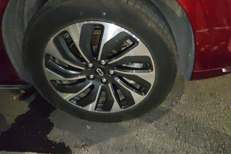 Used Hima AITO M7 2024 1.5T Rear-Drive Plus Version 5 Seats Right Front Wheel Hub