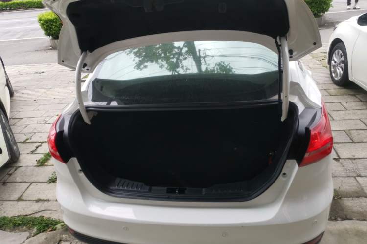 Used Ford Focus 2017 Sedan 1.6L Automatic Fashion Edition Smart Drive Version Trunk