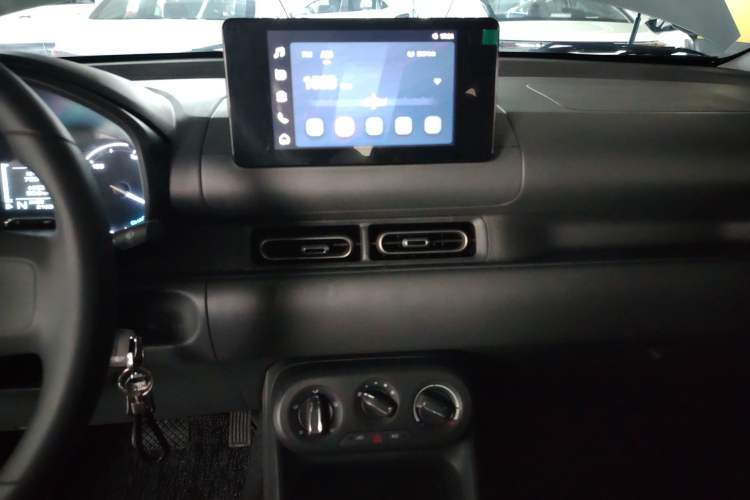 Used Wuling Hongguang New Energy 2025 Extended-Range Hybrid 50KM Comfort Version Audio And AC Panel