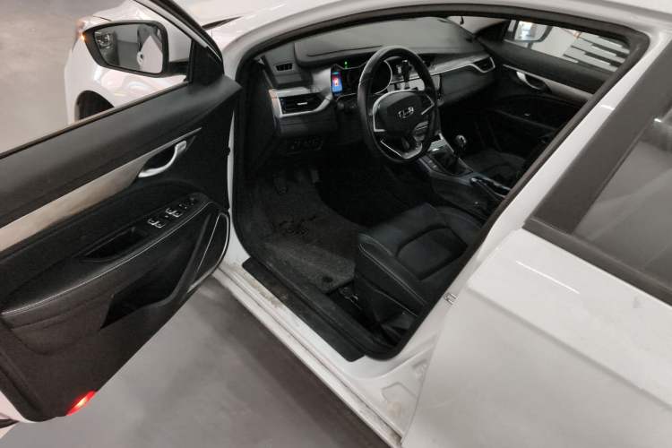 Used Geely Auto Emgrand 2019 Leading Edition 1.5L Manual Luxury Model China V Standard Driver Seat