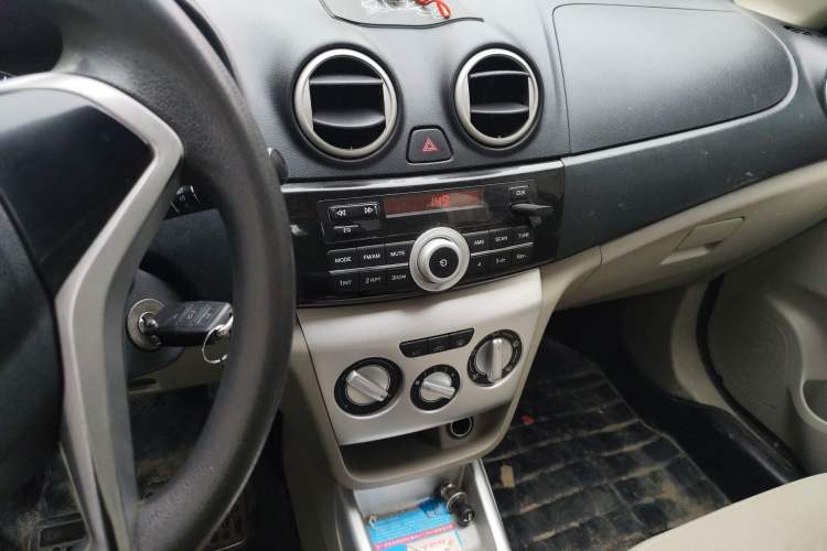 Used CHANGAN Alsvin V3 2012 1.3L Manual Comfort Version China IV Standard Audio And AC Panel