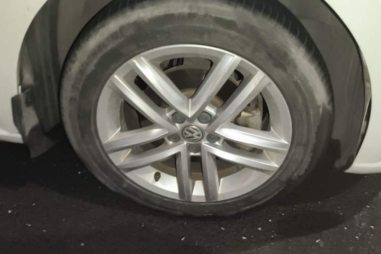 Used Volkswagen Gran Lavida 2015 1.6L Automatic Comfort Edition Right Front Wheel Hub