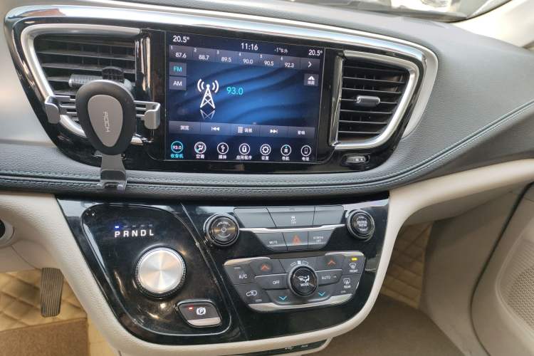 Used Chrysler Grand Voyager PHEV 2018 3.6L Plug-in Hybrid Audio And AC Panel