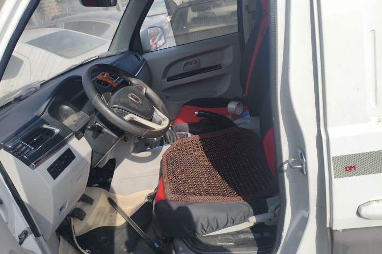 Used Jinbei New Hiace X30L 2023 1.5L Wealth Edition Van 2/5 Seats Non-Air-Conditioned Version SWC15M