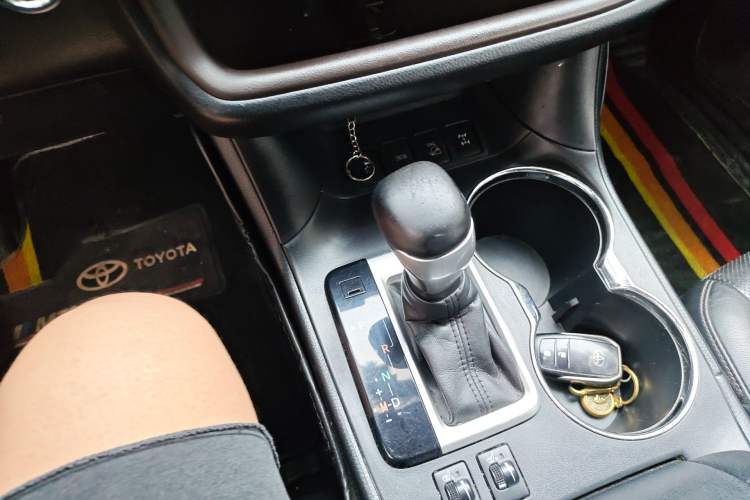 Used Toyota Highlander 2015 2.0T Four-Wheel Drive Luxury Edition 7-Seater Gear Lever