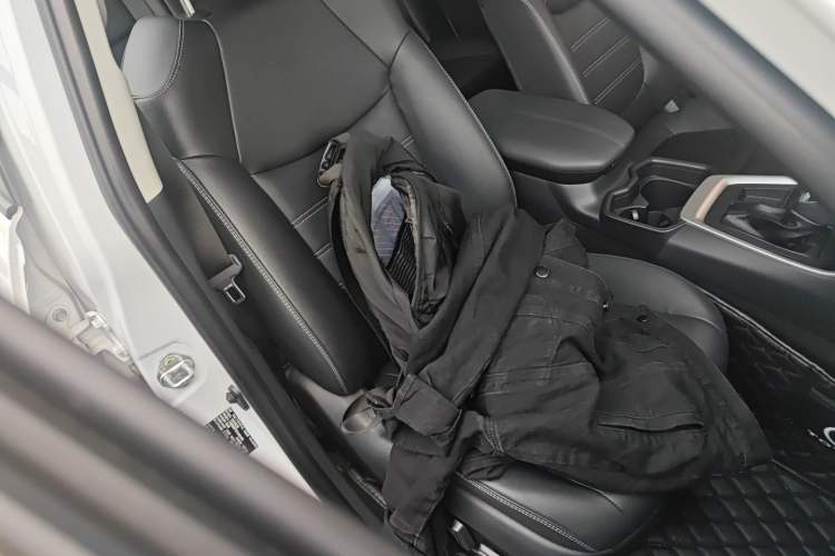 Used Toyota RAV4 2023 2.0L CVT Two-Wheel Drive 20th Anniversary Platinum Edition
