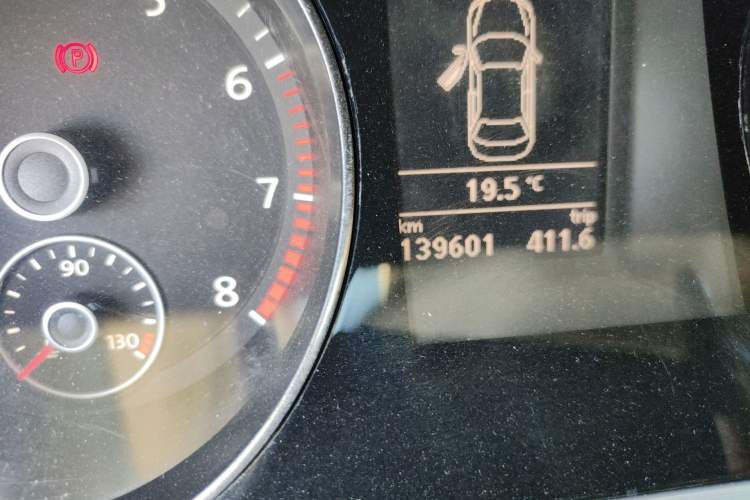 Used Volkswagen Magotan 2015 1.8TSI Advanced Model Odometer Close Up