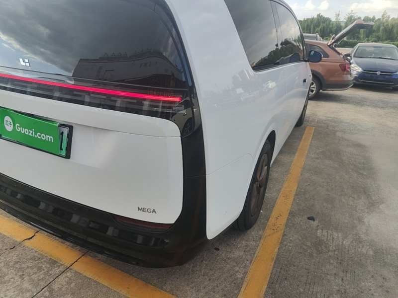 Used Li Auto MEGA 2025 Home Family Special Edition — 7