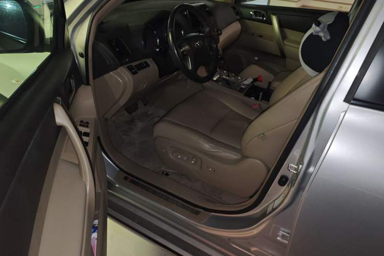 Used Toyota Highlander 2011 2.7L Two-Wheel Drive 7-Seater Luxury Edition
