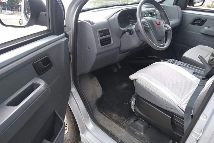 Used Wuling Yangguang 2024 300KM Comfort Version Passenger Van 75kW
