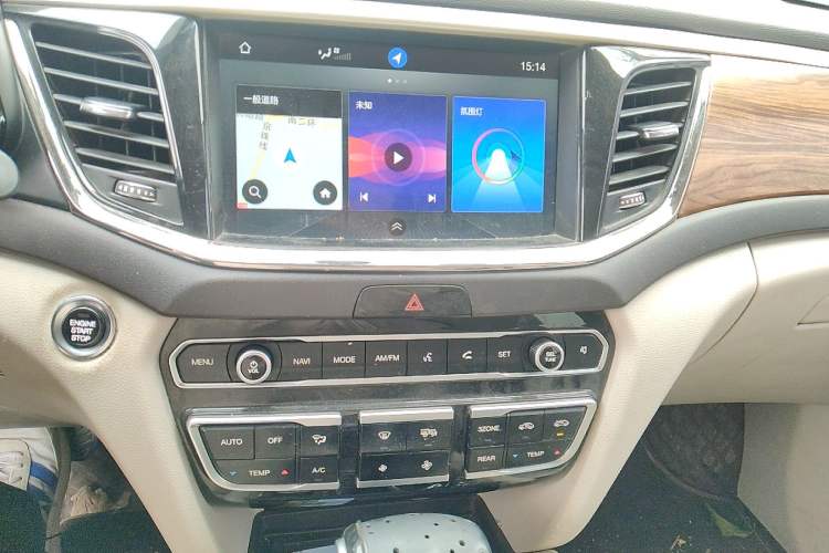 Used GAC Trumpchi GS8 2017 320T Two-Wheel Drive Luxury Smart Connectivity Version (7 Seats) Audio And AC Panel