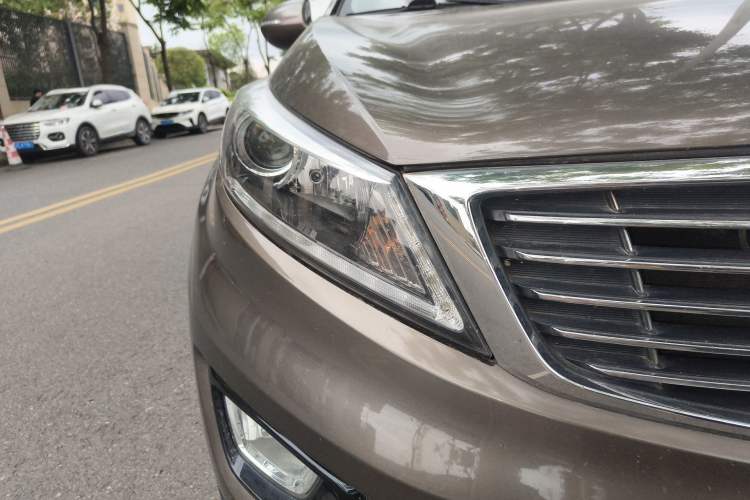 Used Kia Sportage R 2015 2.0L Automatic Two-Wheel Drive DLX Model Right Front Headlight