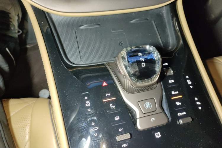 Used Denza D9 2022 DM-i 1040 Prestige Model
