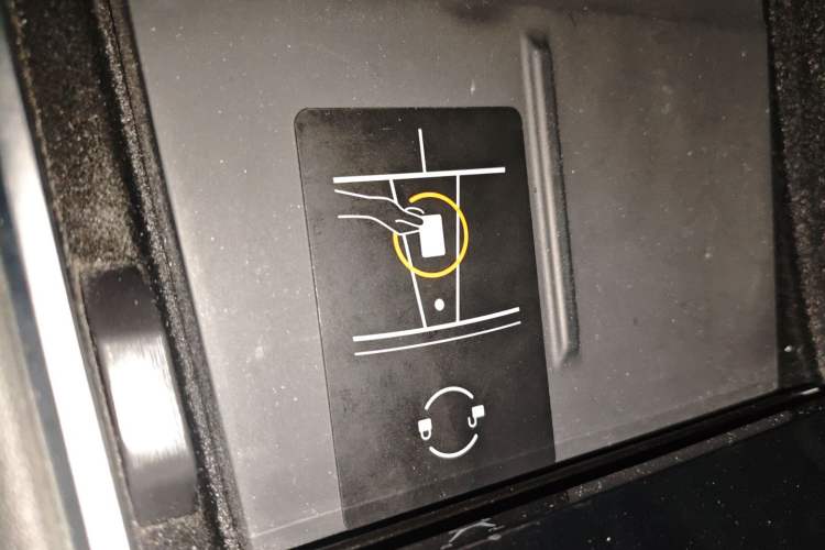 Used Tesla Model 3 2019 Standard Range Rear-Drive Upgraded Version Interior 1