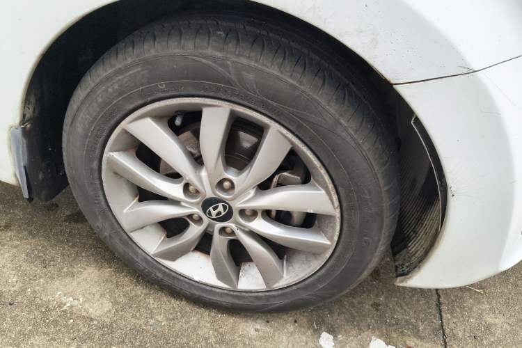 Used Hyundai Elantra (5th Generation / Langdong) 2015 1.6L Automatic Fashion Model Right Front Wheel Hub