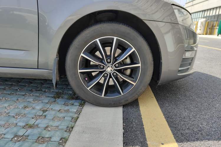 Used Skoda Octavia 2017 1.6L Automatic Smart Drive Edition Right Front Wheel Hub