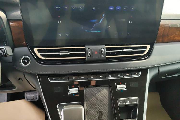 Used Hongqi HQ9 2023 2.0T Smart Connect Flagship Edition Audio And AC Panel