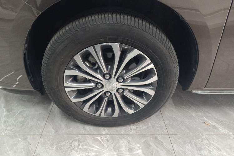 Used Buick GL8 2023 Facelifted Land Cruiser Executive Luxury Version
