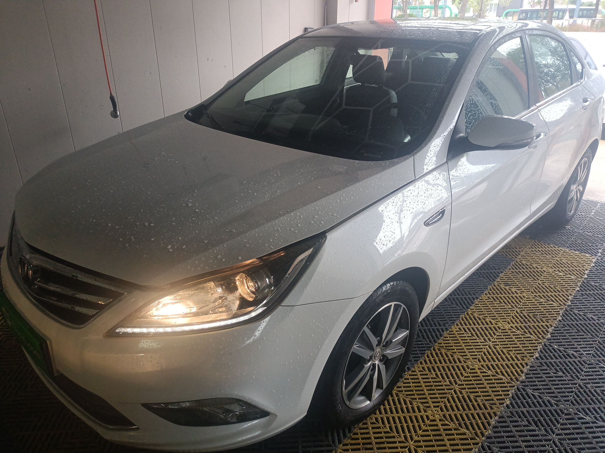 تحت مقدمة السيارة