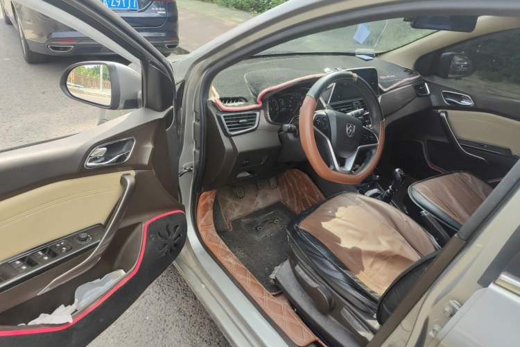 Used Baojun 310W 2017 1.5L Manual Fashion Model China V
