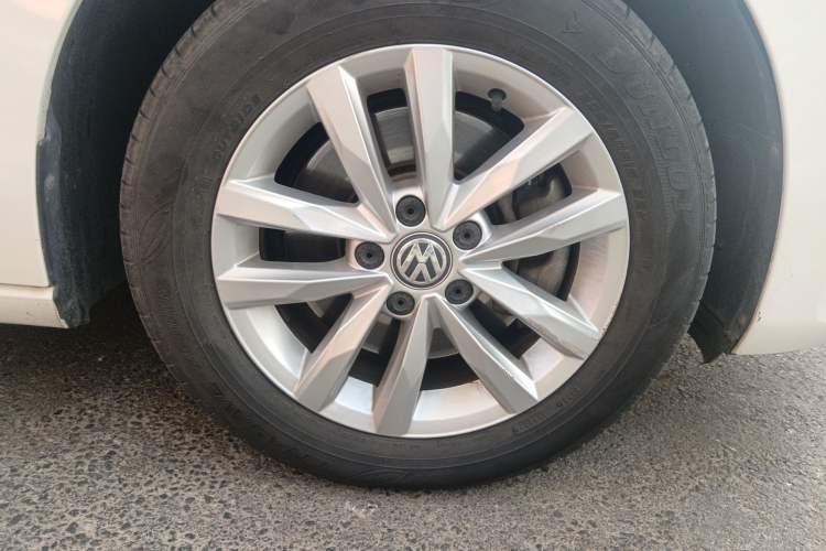 Used Volkswagen Touran 2016 Volkswagen Touran L 280TSI DSG Comfort Edition Right Front Wheel Hub
