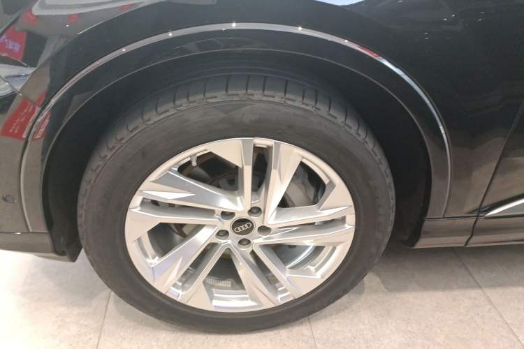 Used Audi Q7 2021 45 TFSI quattro S line Sport model Left Front Wheel Hub