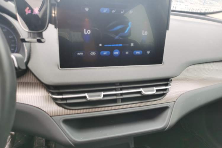 Used Hongqi E-QM5 2023 Base Travel Edition Audio And AC Panel