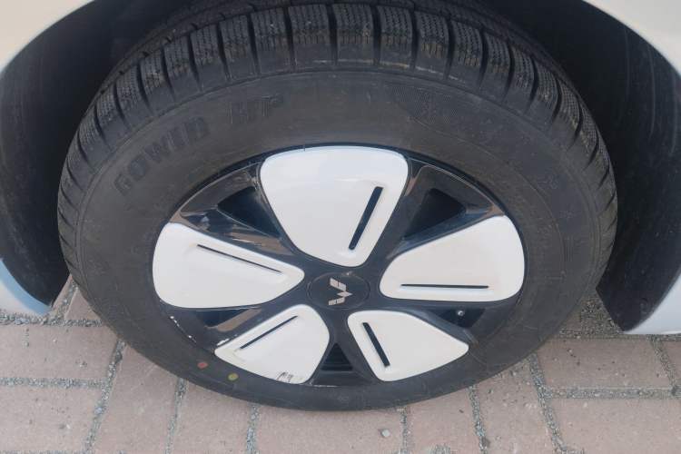 Used Wuling Hongguang MINIEV 2025 Four-Door Version Zhenxiang+ Edition Left Front Wheel Hub
