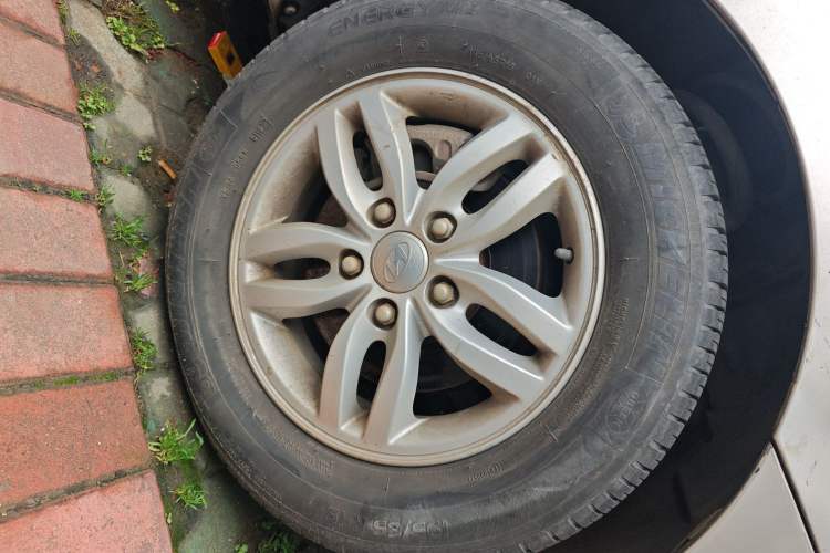 Used Hyundai Celesta 2011 1.6L Manual Luxury Model Right Front Wheel Hub