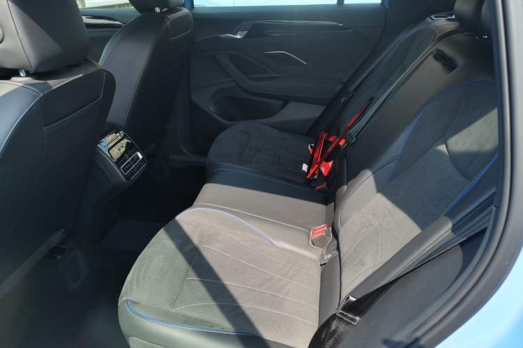 Used Volkswagen Tiguan L 2024 PRO 380TSI Four-Wheel Drive R-Line Prestige Edition Left Rear Seat