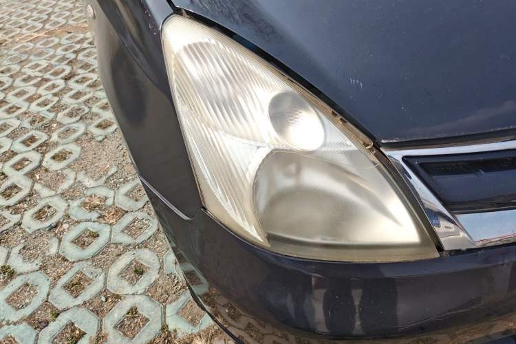 Used Nissan Livina 2010 Jingyue Edition 1.6L Manual All-Around Model Right Front Headlight