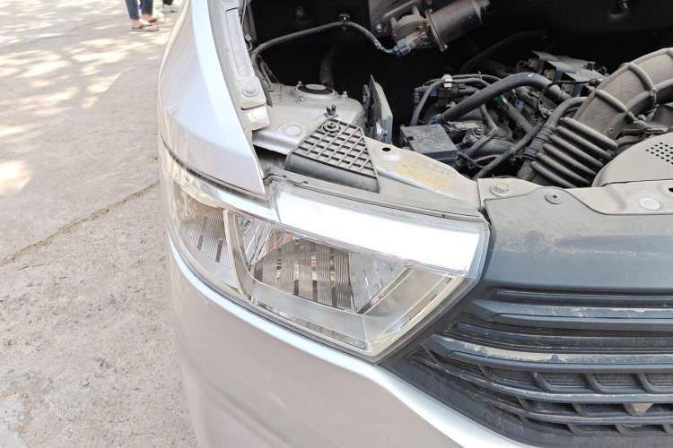 Used Wuling Hongguang V 2022 1.5L Jingqu Edition Electric-Assist LAR Right Front Headlight