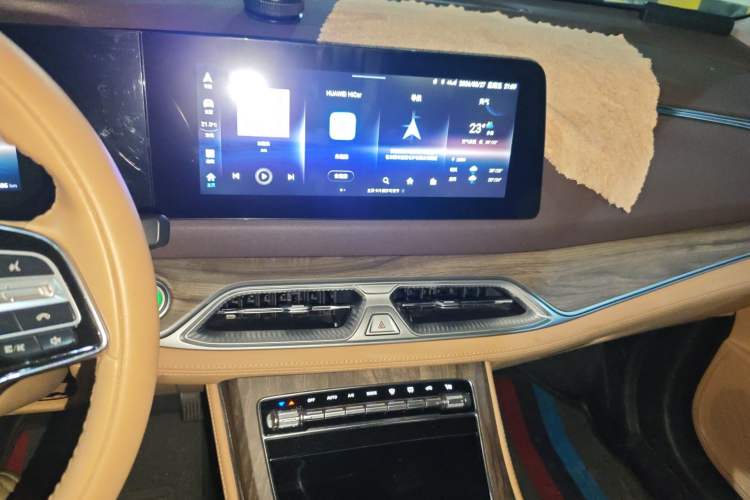 Used Landian E5 2024 Honor Edition 100KM Premium Model 7 Seats Audio And AC Panel