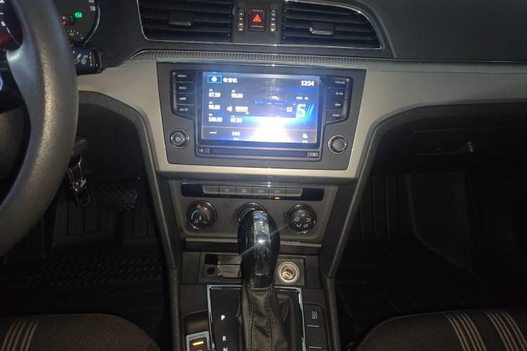 Used Volkswagen Lamando 2015 230TSI DSG Fashion Edition Audio And AC Panel