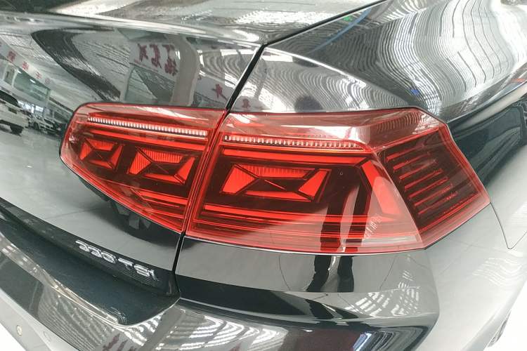 Used Volkswagen Magotan 2023 2 Million Units Commemorative Edition 330TSI DSG Luxury Version Right Rear Taillight