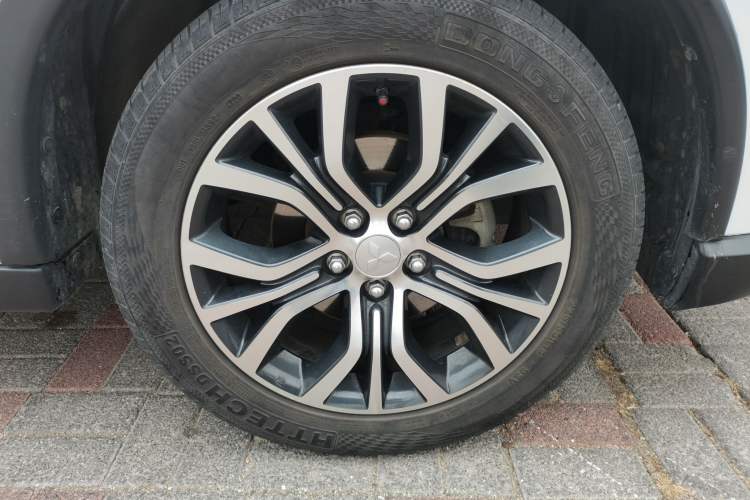 Used Mitsubishi Outlander 2016 2.4L 4x4 Elite Edition 5 Seats Right Front Wheel Hub