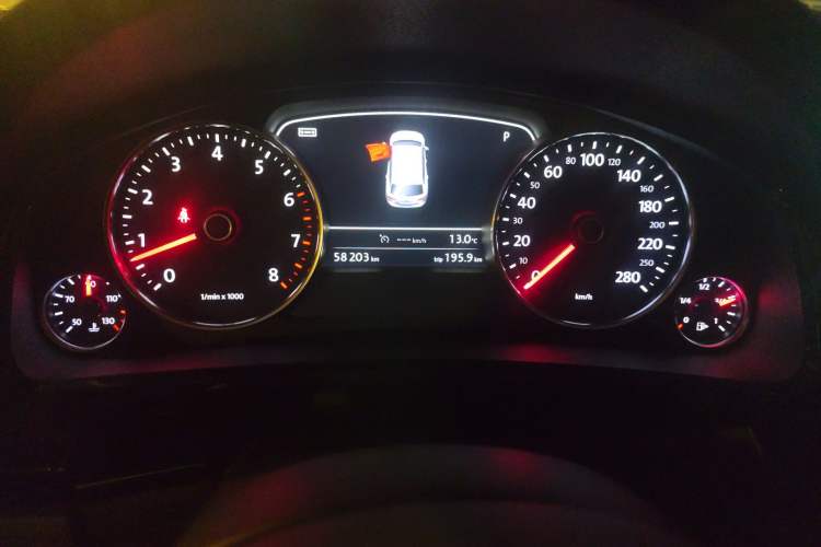 Used Volkswagen Touareg 2016 3.0 TSI Ignis Edition Odometer Close Up