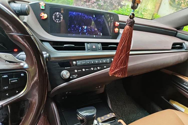 Used Lexus ES 2020 300h Premier Edition Audio And AC Panel