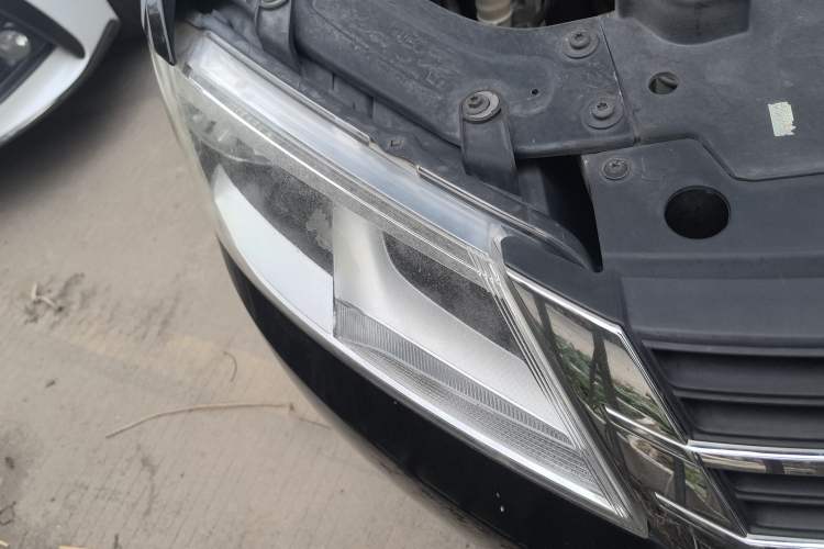 Used Volkswagen Lavida 2013 Restyled Classic 1.6L Automatic Comfort Edition Right Front Headlight