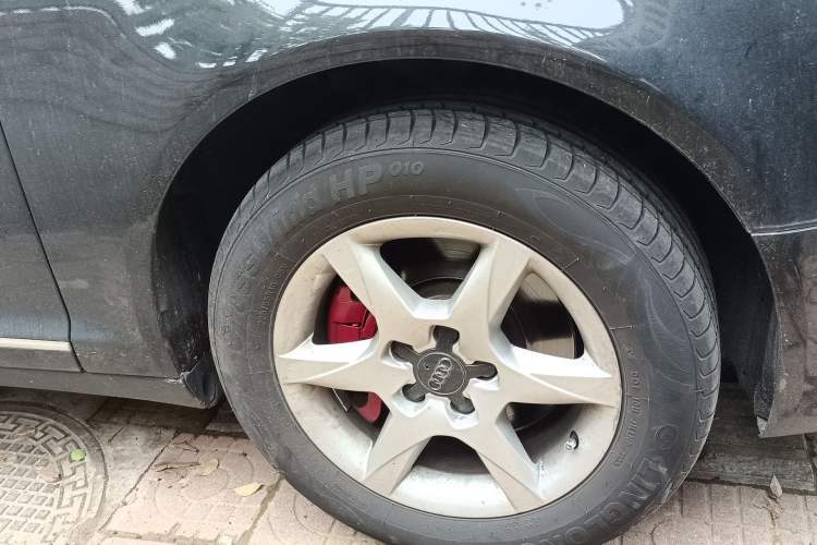 Used Audi A6L 2011 2.0 TFSI automatic Comfort trim Right Front Wheel Hub