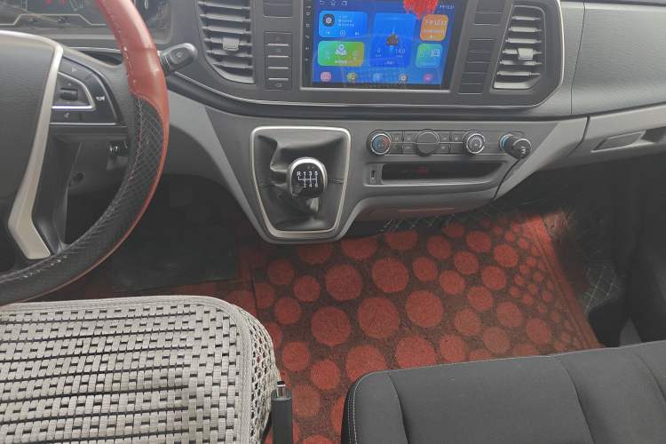 Used SAIC MAXUS Xintu V80 2025 Value Edition Aoyuntong 2.0T Manual Short Wheelbase Mid-Height 127 Ps 5/6 Seats Gear Lever