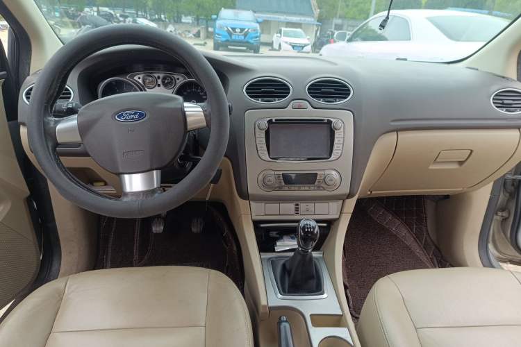 Used Ford Focus 2013 Sedan Classic 1.8L Manual Fashion Edition Center Console