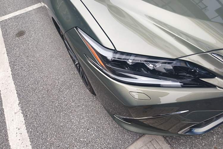 Used Lexus ES 2022 300h Deluxe Edition Right Front Headlight