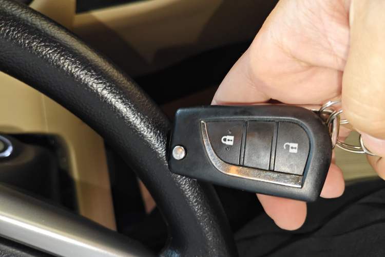 Used Toyota Highlander 2018 2.0T Four-Wheel Drive Elite Edition 7 Seats China VI Standard Vehicle Key