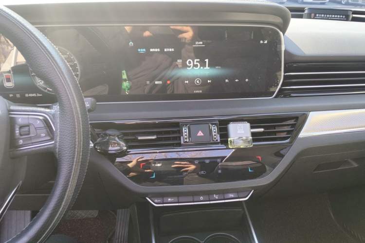 Used Hongqi HS5 2019 2.0T Smart Connect Flagship All-Wheel-Drive Version Audio And AC Panel