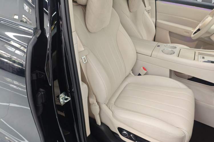 Used Hima AITO M8 2025 Extended-Range Max Version 37 kWh 6-Seater Right Front Seat