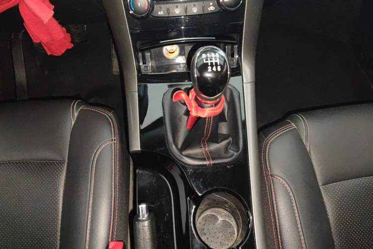 Used Huatai Santa Fe 2016 1.5T Gasoline Manual Two-Wheel Drive Elite Model
